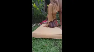 Pakai Batik Ngentot Liar Belakang Rumah